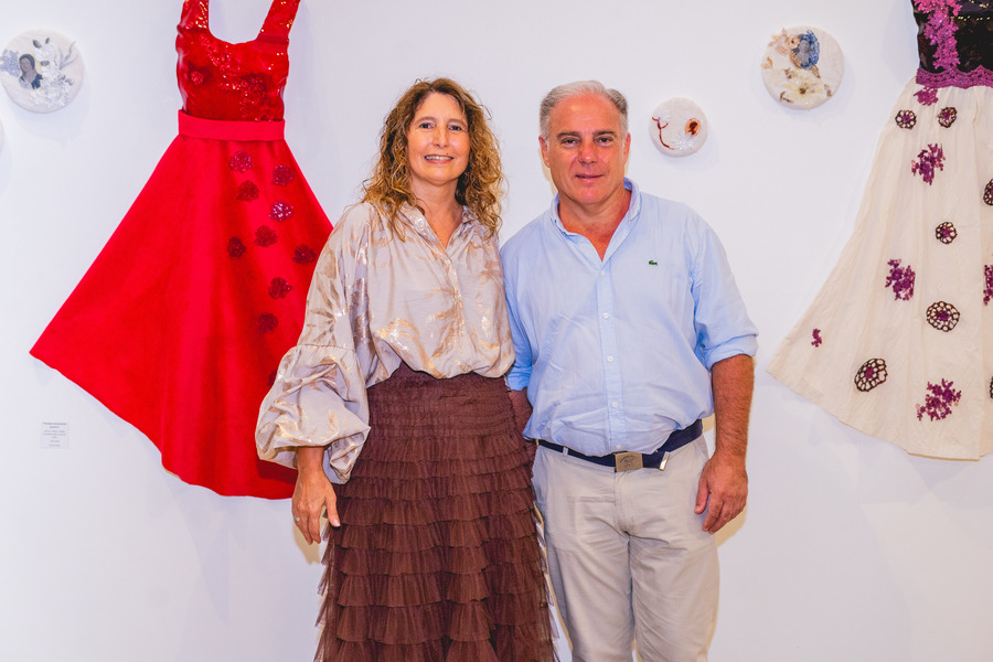 Escultura en vidrio contemporáneo de Ivanna Sola que representa la identidad femenina a través de capas translúcidas, simbolizando la memoria, el cuerpo y lo ancestral en el arte latinoamericano