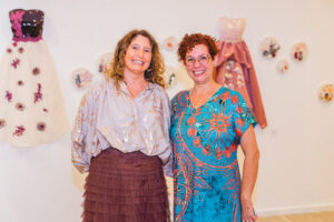 Escultura en vidrio contemporáneo de Ivanna Sola que representa la identidad femenina a través de capas translúcidas, simbolizando la memoria, el cuerpo y lo ancestral en el arte latinoamericano