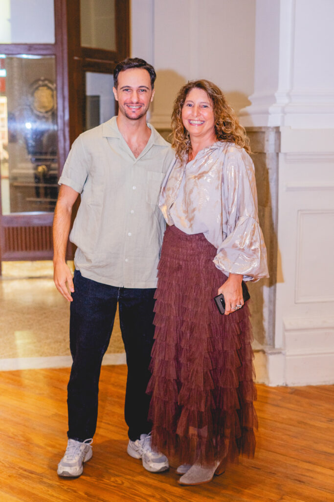 Escultura en vidrio contemporáneo de Ivanna Sola que representa la identidad femenina a través de capas translúcidas, simbolizando la memoria, el cuerpo y lo ancestral en el arte latinoamericano