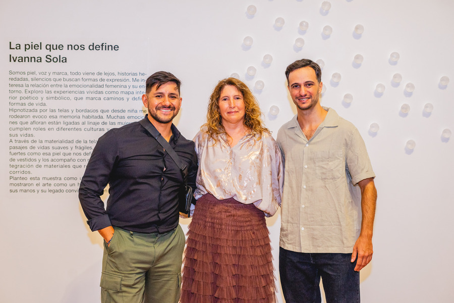 Escultura en vidrio contemporáneo de Ivanna Sola que representa la identidad femenina a través de capas translúcidas, simbolizando la memoria, el cuerpo y lo ancestral en el arte latinoamericano