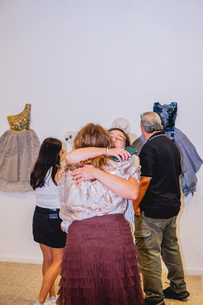 Escultura en vidrio contemporáneo de Ivanna Sola que representa la identidad femenina a través de capas translúcidas, simbolizando la memoria, el cuerpo y lo ancestral en el arte latinoamericano