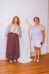 Escultura en vidrio contemporáneo de Ivanna Sola que representa la identidad femenina a través de capas translúcidas, simbolizando la memoria, el cuerpo y lo ancestral en el arte latinoamericano