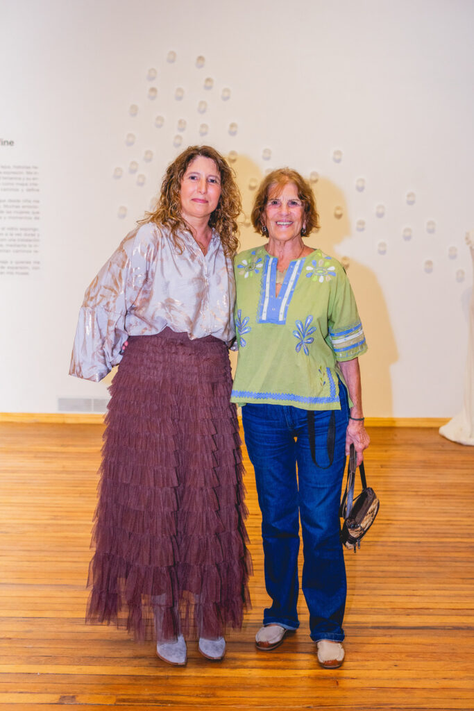 Escultura en vidrio contemporáneo de Ivanna Sola que representa la identidad femenina a través de capas translúcidas, simbolizando la memoria, el cuerpo y lo ancestral en el arte latinoamericano