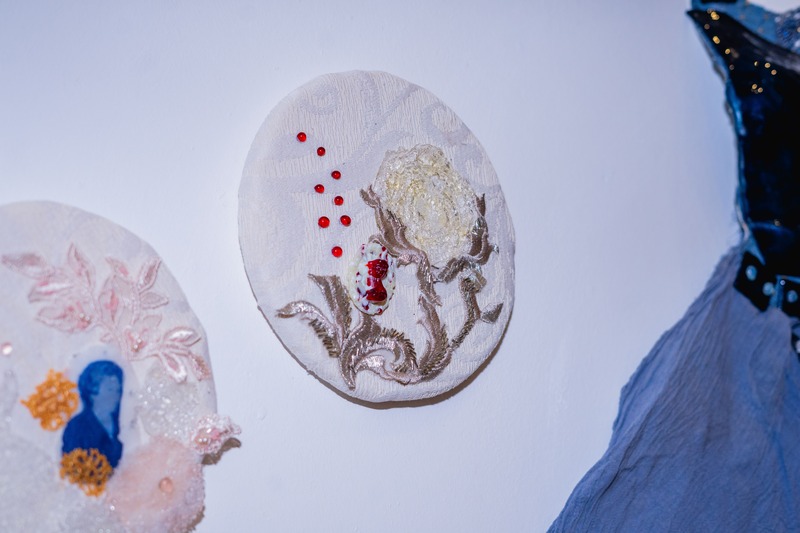 Escultura en vidrio contemporáneo de Ivanna Sola que representa la identidad femenina a través de capas translúcidas, simbolizando la memoria, el cuerpo y lo ancestral en el arte latinoamericano