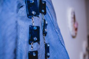 Escultura en vidrio contemporáneo de Ivanna Sola que representa la identidad femenina a través de capas translúcidas, simbolizando la memoria, el cuerpo y lo ancestral en el arte latinoamericano