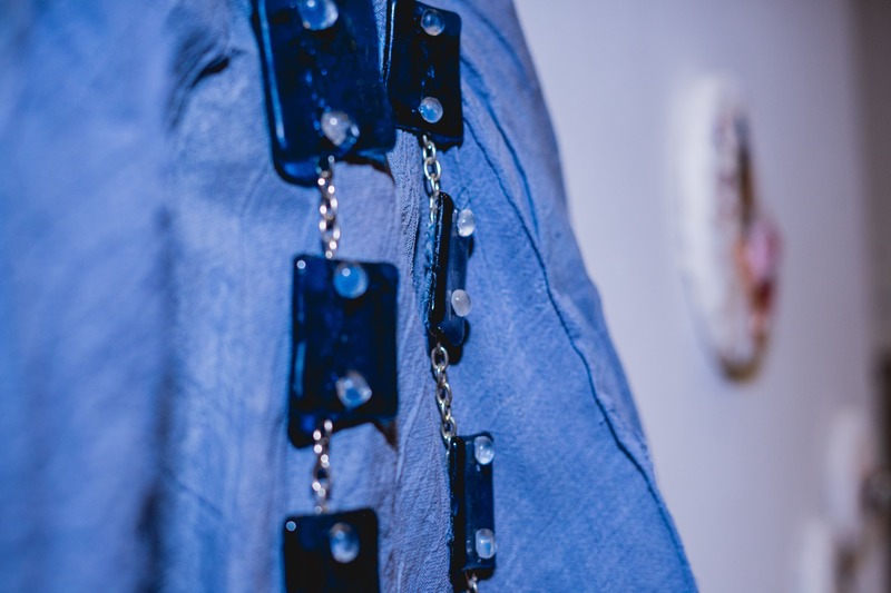 Escultura en vidrio contemporáneo de Ivanna Sola que representa la identidad femenina a través de capas translúcidas, simbolizando la memoria, el cuerpo y lo ancestral en el arte latinoamericano