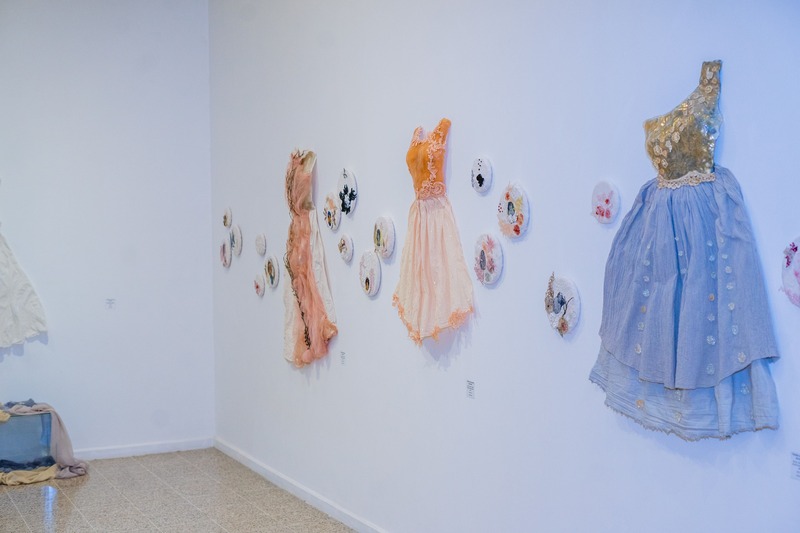 Escultura en vidrio contemporáneo de Ivanna Sola que representa la identidad femenina a través de capas translúcidas, simbolizando la memoria, el cuerpo y lo ancestral en el arte latinoamericano