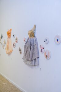 Escultura en vidrio contemporáneo de Ivanna Sola que representa la identidad femenina a través de capas translúcidas, simbolizando la memoria, el cuerpo y lo ancestral en el arte latinoamericano