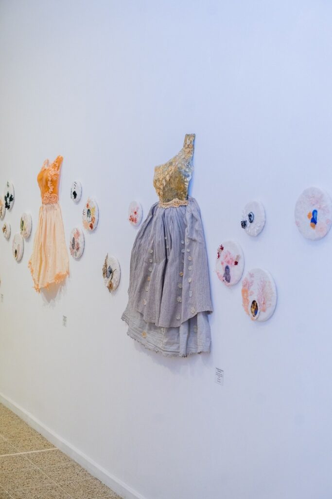 Escultura en vidrio contemporáneo de Ivanna Sola que representa la identidad femenina a través de capas translúcidas, simbolizando la memoria, el cuerpo y lo ancestral en el arte latinoamericano