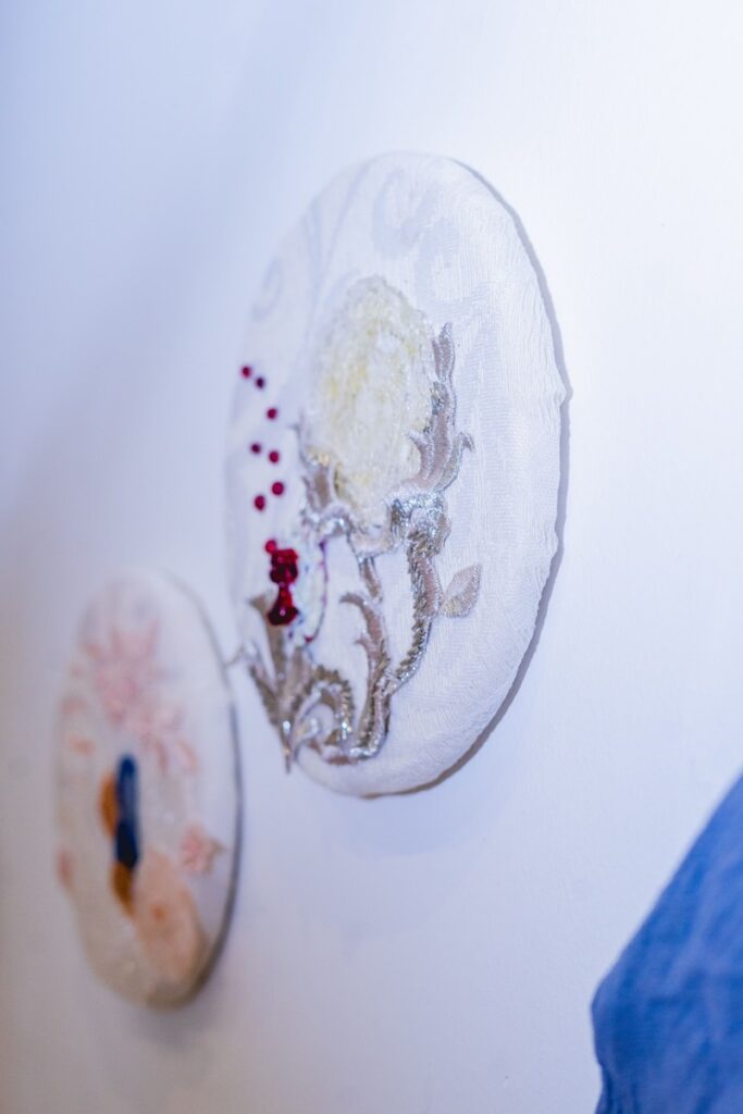 Escultura en vidrio contemporáneo de Ivanna Sola que representa la identidad femenina a través de capas translúcidas, simbolizando la memoria, el cuerpo y lo ancestral en el arte latinoamericano