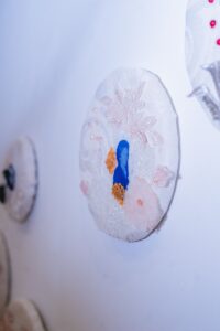 Escultura en vidrio contemporáneo de Ivanna Sola que representa la identidad femenina a través de capas translúcidas, simbolizando la memoria, el cuerpo y lo ancestral en el arte latinoamericano