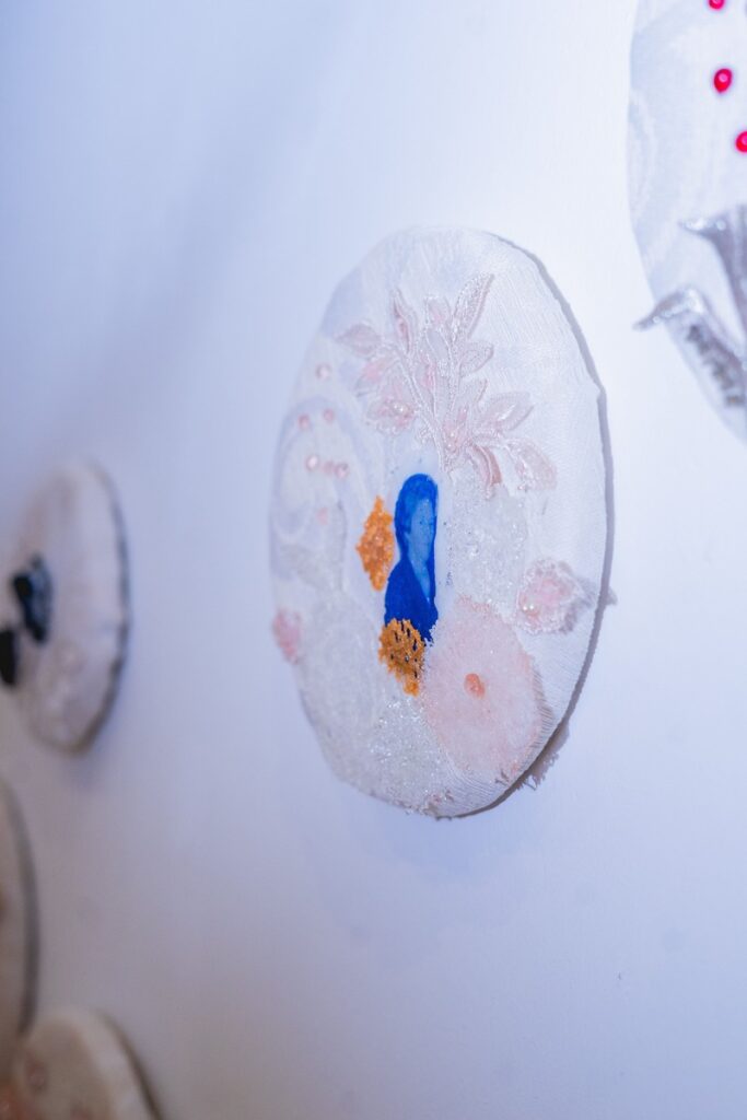 Escultura en vidrio contemporáneo de Ivanna Sola que representa la identidad femenina a través de capas translúcidas, simbolizando la memoria, el cuerpo y lo ancestral en el arte latinoamericano