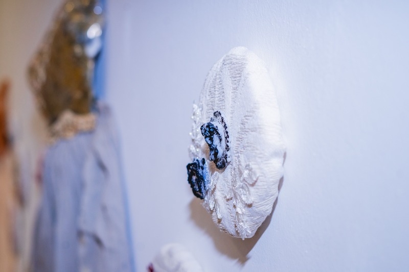 Escultura en vidrio contemporáneo de Ivanna Sola que representa la identidad femenina a través de capas translúcidas, simbolizando la memoria, el cuerpo y lo ancestral en el arte latinoamericano