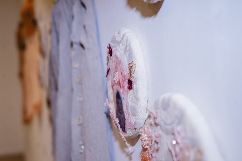 Escultura en vidrio contemporáneo de Ivanna Sola que representa la identidad femenina a través de capas translúcidas, simbolizando la memoria, el cuerpo y lo ancestral en el arte latinoamericano