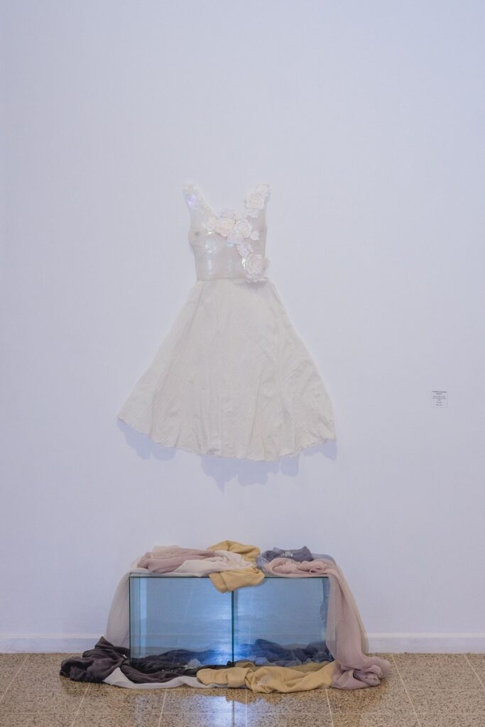 Escultura en vidrio contemporáneo de Ivanna Sola que representa la identidad femenina a través de capas translúcidas, simbolizando la memoria, el cuerpo y lo ancestral en el arte latinoamericano