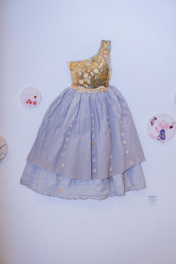 Escultura en vidrio contemporáneo de Ivanna Sola que representa la identidad femenina a través de capas translúcidas, simbolizando la memoria, el cuerpo y lo ancestral en el arte latinoamericano