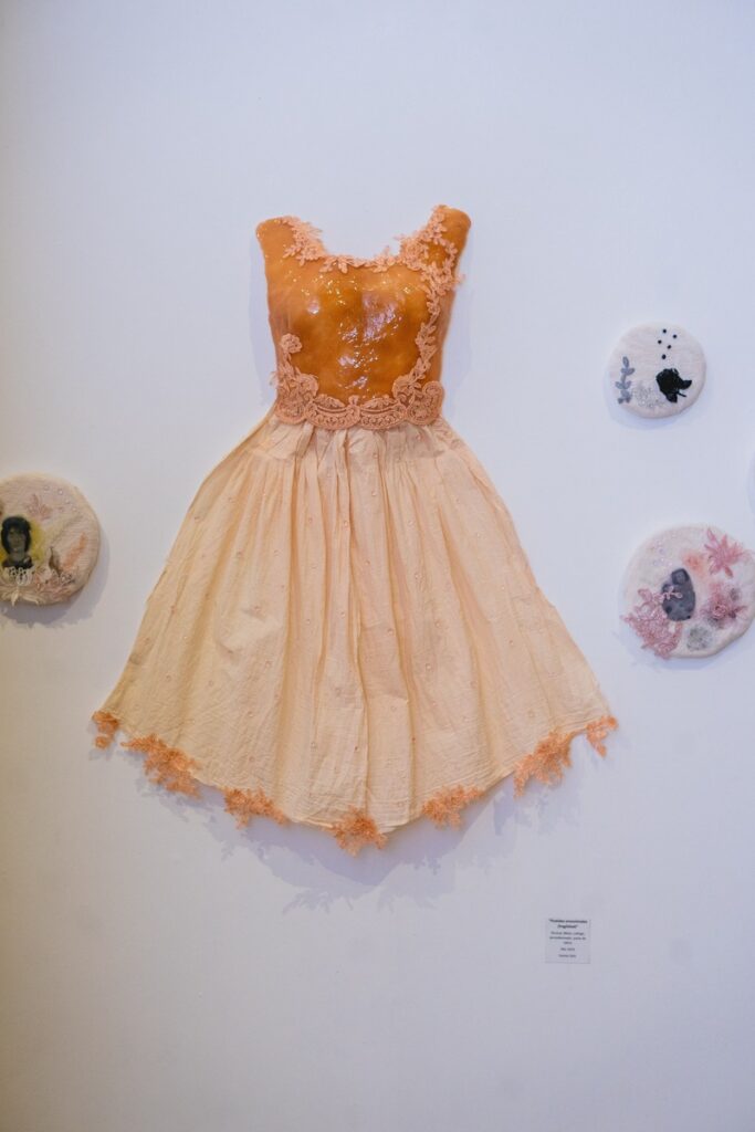 Escultura en vidrio contemporáneo de Ivanna Sola que representa la identidad femenina a través de capas translúcidas, simbolizando la memoria, el cuerpo y lo ancestral en el arte latinoamericano