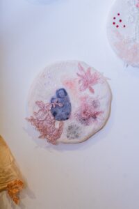Escultura en vidrio contemporáneo de Ivanna Sola que representa la identidad femenina a través de capas translúcidas, simbolizando la memoria, el cuerpo y lo ancestral en el arte latinoamericano