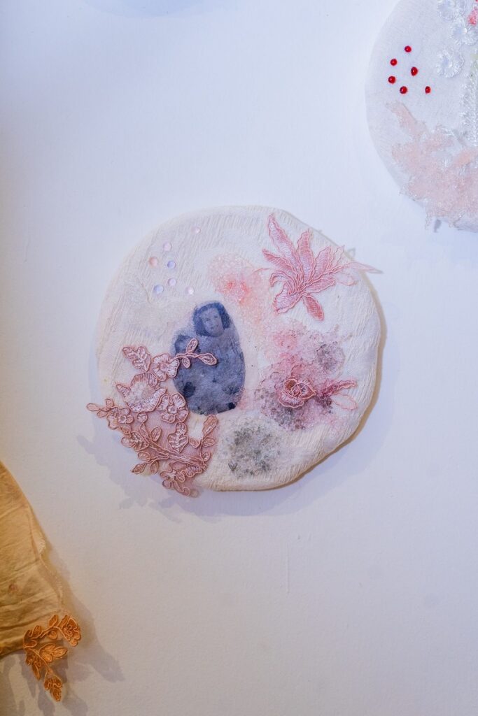 Escultura en vidrio contemporáneo de Ivanna Sola que representa la identidad femenina a través de capas translúcidas, simbolizando la memoria, el cuerpo y lo ancestral en el arte latinoamericano