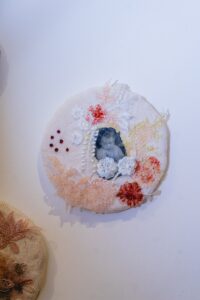 Escultura en vidrio contemporáneo de Ivanna Sola que representa la identidad femenina a través de capas translúcidas, simbolizando la memoria, el cuerpo y lo ancestral en el arte latinoamericano