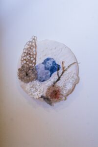 Escultura en vidrio contemporáneo de Ivanna Sola que representa la identidad femenina a través de capas translúcidas, simbolizando la memoria, el cuerpo y lo ancestral en el arte latinoamericano