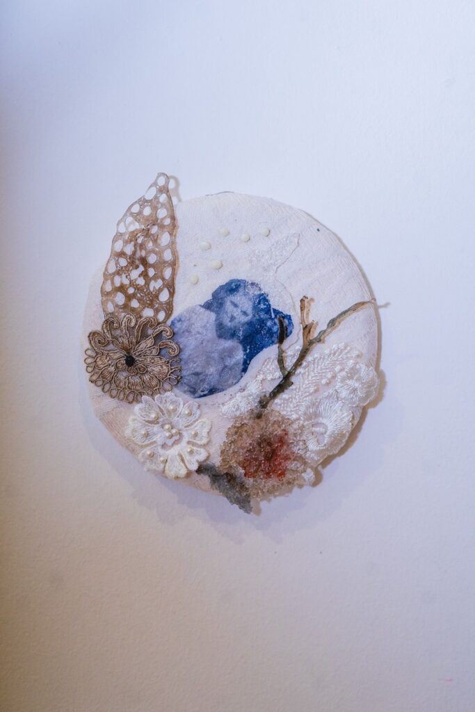 Escultura en vidrio contemporáneo de Ivanna Sola que representa la identidad femenina a través de capas translúcidas, simbolizando la memoria, el cuerpo y lo ancestral en el arte latinoamericano