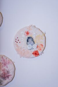 Escultura en vidrio contemporáneo de Ivanna Sola que representa la identidad femenina a través de capas translúcidas, simbolizando la memoria, el cuerpo y lo ancestral en el arte latinoamericano