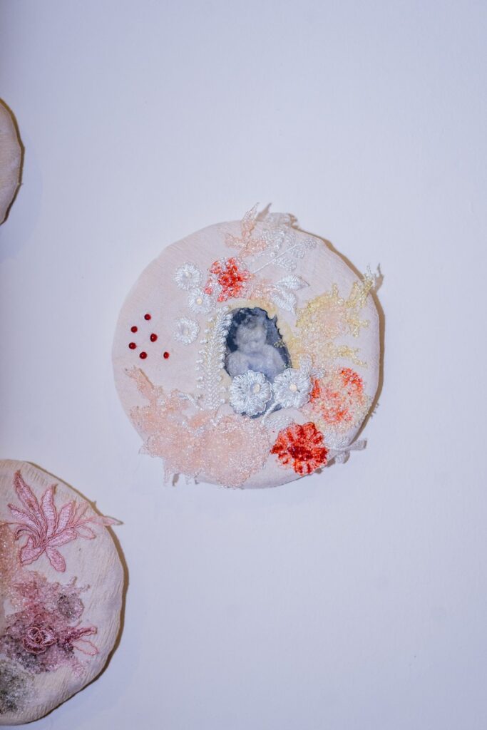 Escultura en vidrio contemporáneo de Ivanna Sola que representa la identidad femenina a través de capas translúcidas, simbolizando la memoria, el cuerpo y lo ancestral en el arte latinoamericano