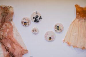 Escultura en vidrio contemporáneo de Ivanna Sola que representa la identidad femenina a través de capas translúcidas, simbolizando la memoria, el cuerpo y lo ancestral en el arte latinoamericano