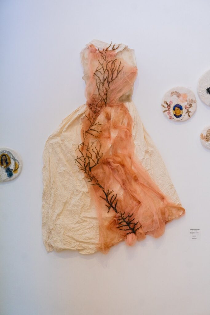 Escultura en vidrio contemporáneo de Ivanna Sola que representa la identidad femenina a través de capas translúcidas, simbolizando la memoria, el cuerpo y lo ancestral en el arte latinoamericano