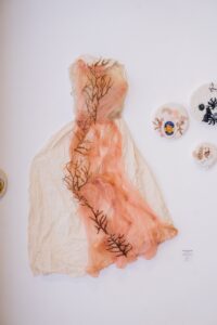 Escultura en vidrio contemporáneo de Ivanna Sola que representa la identidad femenina a través de capas translúcidas, simbolizando la memoria, el cuerpo y lo ancestral en el arte latinoamericano