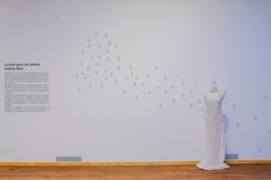 Escultura en vidrio contemporáneo de Ivanna Sola que representa la identidad femenina a través de capas translúcidas, simbolizando la memoria, el cuerpo y lo ancestral en el arte latinoamericano