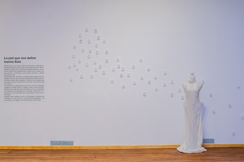 Escultura en vidrio contemporáneo de Ivanna Sola que representa la identidad femenina a través de capas translúcidas, simbolizando la memoria, el cuerpo y lo ancestral en el arte latinoamericano