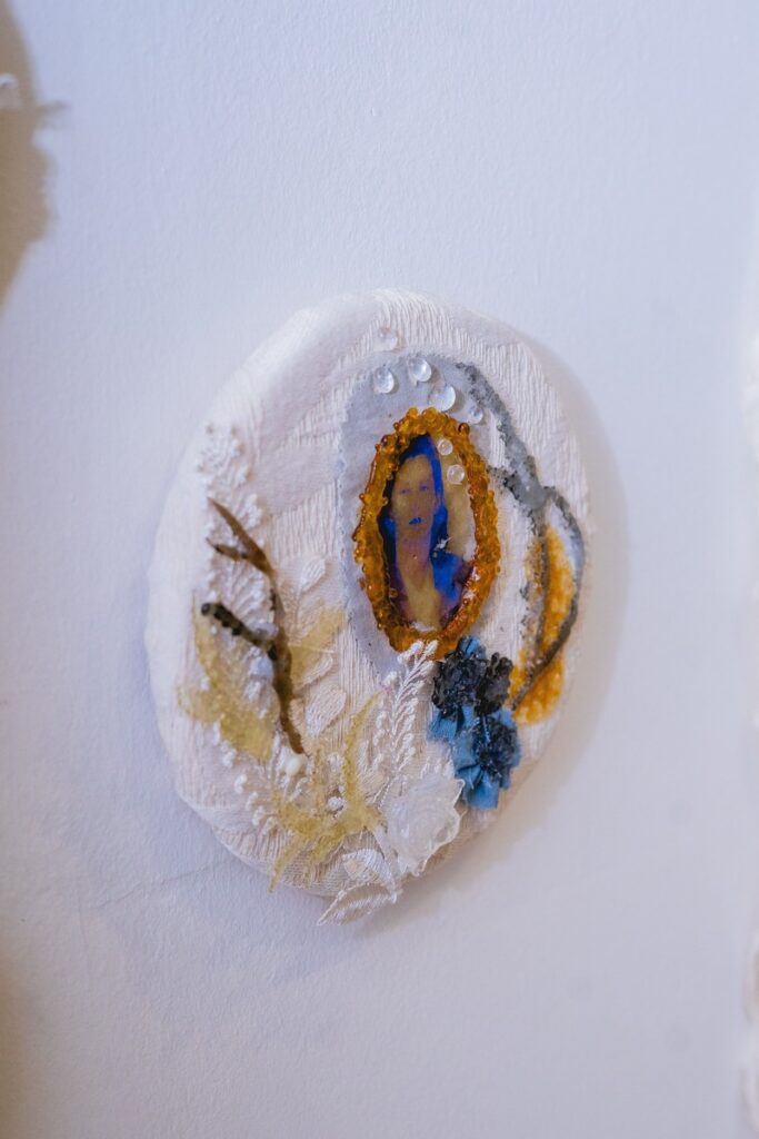 Escultura en vidrio contemporáneo de Ivanna Sola que representa la identidad femenina a través de capas translúcidas, simbolizando la memoria, el cuerpo y lo ancestral en el arte latinoamericano