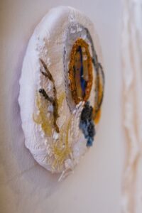 Escultura en vidrio contemporáneo de Ivanna Sola que representa la identidad femenina a través de capas translúcidas, simbolizando la memoria, el cuerpo y lo ancestral en el arte latinoamericano