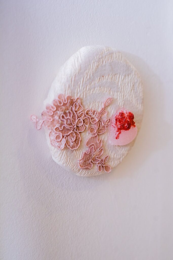 Escultura en vidrio contemporáneo de Ivanna Sola que representa la identidad femenina a través de capas translúcidas, simbolizando la memoria, el cuerpo y lo ancestral en el arte latinoamericano