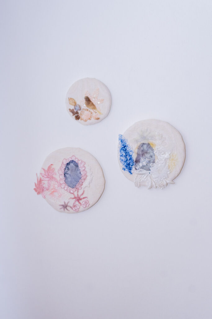 Escultura en vidrio contemporáneo de Ivanna Sola que representa la identidad femenina a través de capas translúcidas, simbolizando la memoria, el cuerpo y lo ancestral en el arte latinoamericano