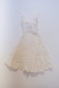 Escultura en vidrio contemporáneo de Ivanna Sola que representa la identidad femenina a través de capas translúcidas, simbolizando la memoria, el cuerpo y lo ancestral en el arte latinoamericano