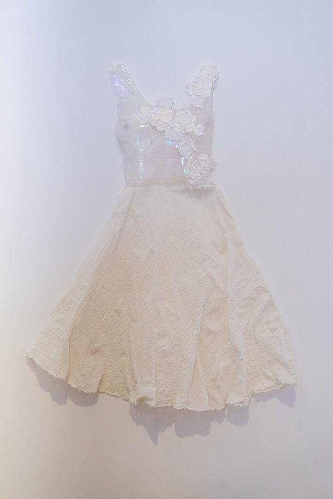 Escultura en vidrio contemporáneo de Ivanna Sola que representa la identidad femenina a través de capas translúcidas, simbolizando la memoria, el cuerpo y lo ancestral en el arte latinoamericano