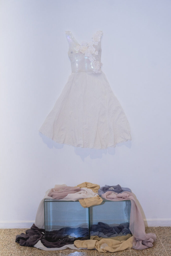 Escultura en vidrio contemporáneo de Ivanna Sola que representa la identidad femenina a través de capas translúcidas, simbolizando la memoria, el cuerpo y lo ancestral en el arte latinoamericano