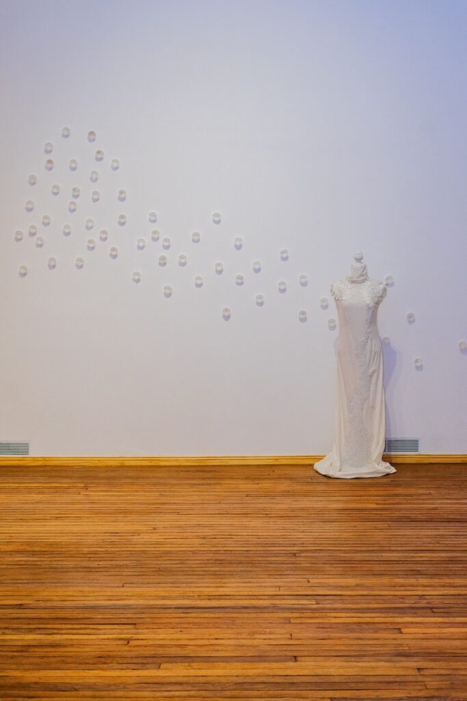 Escultura en vidrio contemporáneo de Ivanna Sola que representa la identidad femenina a través de capas translúcidas, simbolizando la memoria, el cuerpo y lo ancestral en el arte latinoamericano