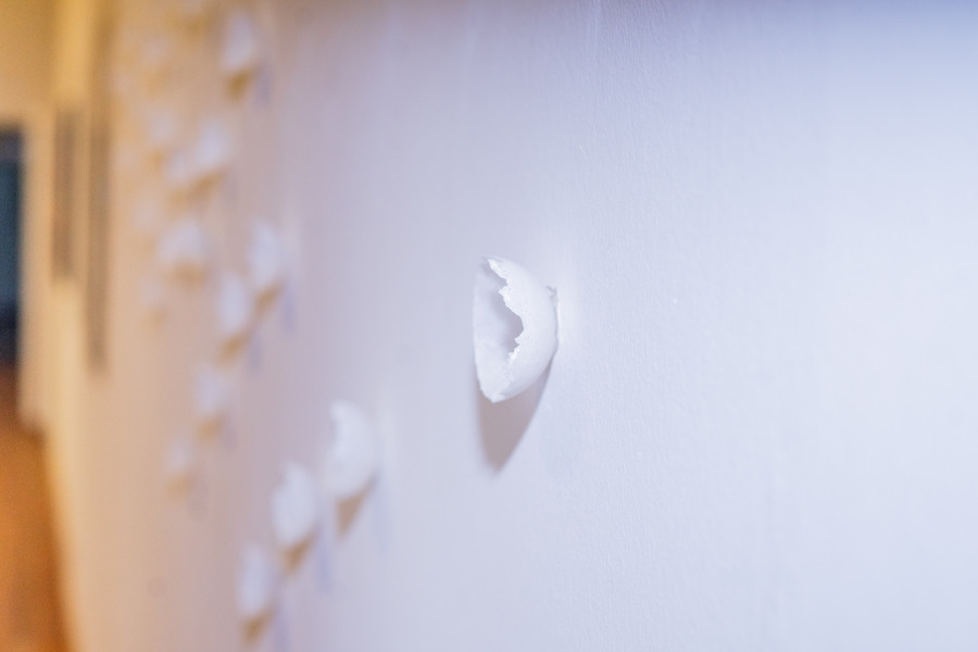 Escultura en vidrio contemporáneo de Ivanna Sola que representa la identidad femenina a través de capas translúcidas, simbolizando la memoria, el cuerpo y lo ancestral en el arte latinoamericano