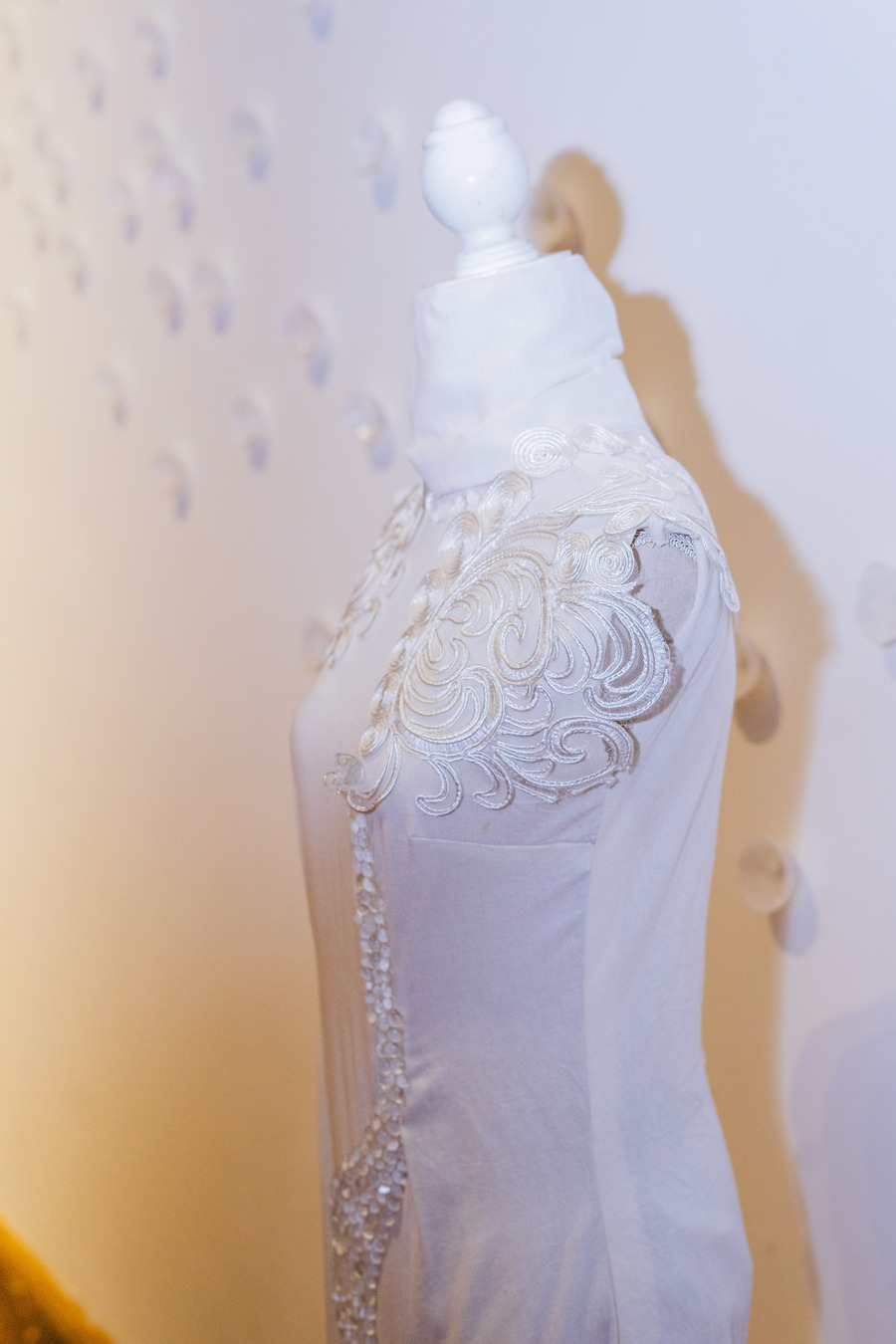 Escultura en vidrio contemporáneo de Ivanna Sola que representa la identidad femenina a través de capas translúcidas, simbolizando la memoria, el cuerpo y lo ancestral en el arte latinoamericano