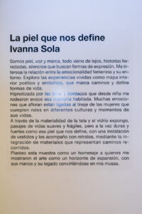 Escultura en vidrio contemporáneo de Ivanna Sola que representa la identidad femenina a través de capas translúcidas, simbolizando la memoria, el cuerpo y lo ancestral en el arte latinoamericano