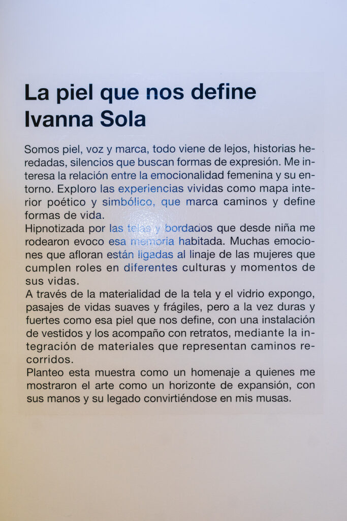 Escultura en vidrio contemporáneo de Ivanna Sola que representa la identidad femenina a través de capas translúcidas, simbolizando la memoria, el cuerpo y lo ancestral en el arte latinoamericano