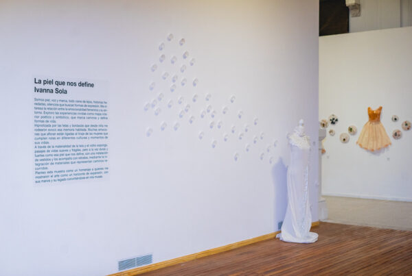 Escultura en vidrio contemporáneo de Ivanna Sola que representa la identidad femenina a través de capas translúcidas, simbolizando la memoria, el cuerpo y lo ancestral en el arte latinoamericano