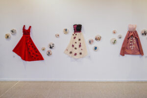 Escultura en vidrio contemporáneo de Ivanna Sola que representa la identidad femenina a través de capas translúcidas, simbolizando la memoria, el cuerpo y lo ancestral en el arte latinoamericano
