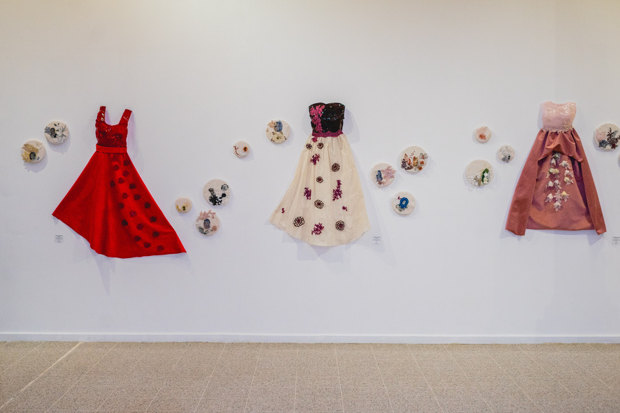 Escultura en vidrio contemporáneo de Ivanna Sola que representa la identidad femenina a través de capas translúcidas, simbolizando la memoria, el cuerpo y lo ancestral en el arte latinoamericano