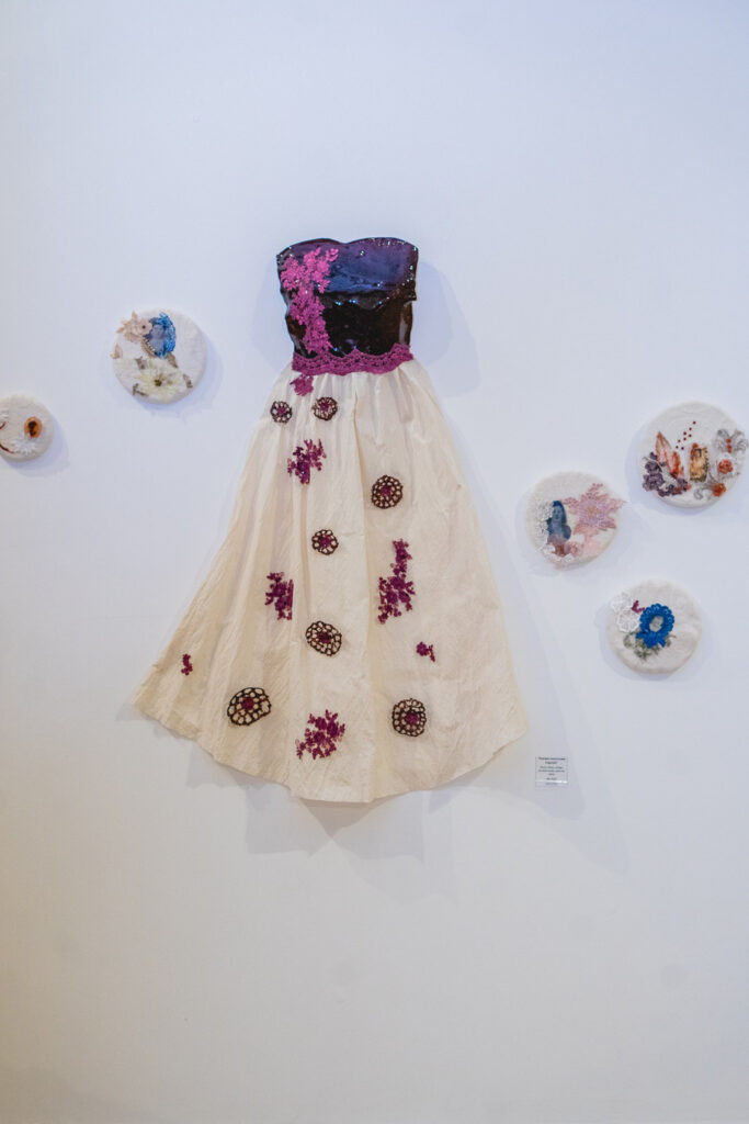 Escultura en vidrio contemporáneo de Ivanna Sola que representa la identidad femenina a través de capas translúcidas, simbolizando la memoria, el cuerpo y lo ancestral en el arte latinoamericano