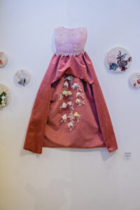 Escultura en vidrio contemporáneo de Ivanna Sola que representa la identidad femenina a través de capas translúcidas, simbolizando la memoria, el cuerpo y lo ancestral en el arte latinoamericano